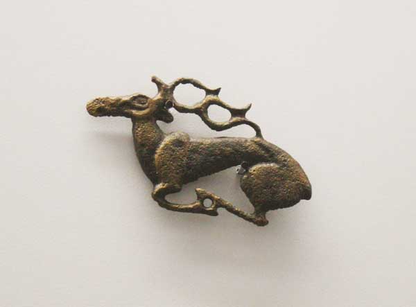 A small sculpture of a red deer from bronze
